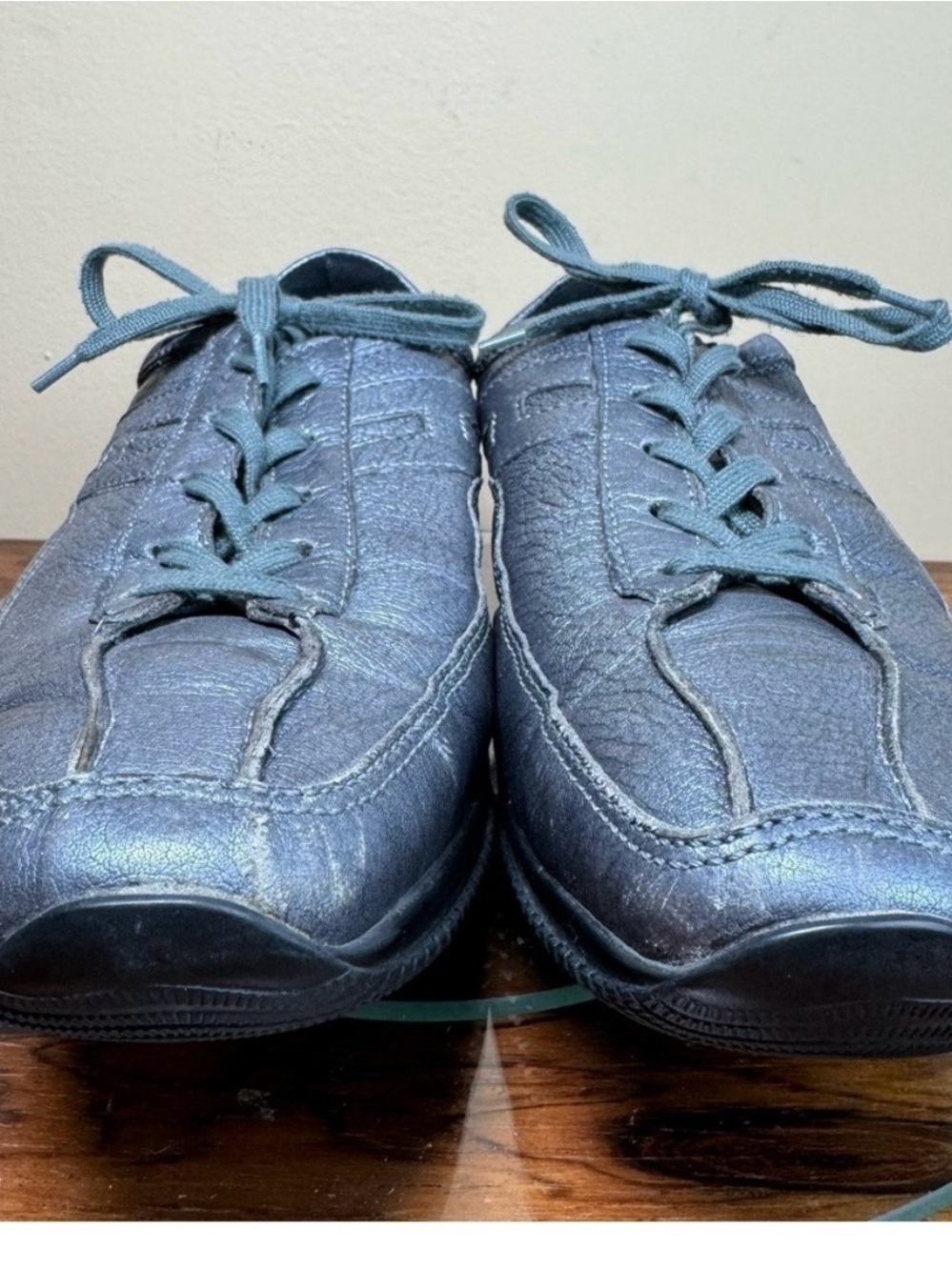Hogan Italy grey metallic leather
Sneakers in size 9